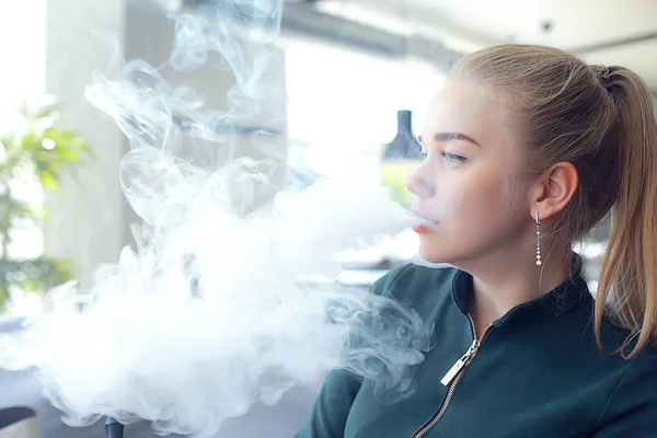 Menina Fuma Narguilé Bar Fumar Saúde Cigarros Modernos Vape — Fotografia de Stock