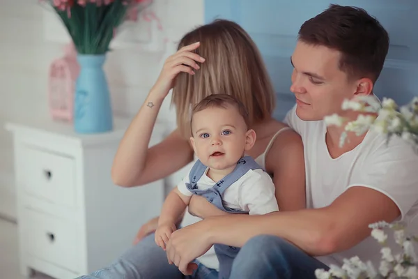 Baby Mit Eltern Einem Gemütlichen Haus Gesunde Junge Familie Mutter — Stockfoto