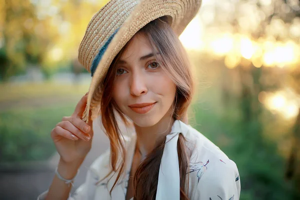 Mädchen Mit Strohhut Porträt Frühling Freiheit Konzept Frühling Ansicht Modell — Stockfoto