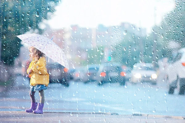 Маленькая Девочка Зонтиком Маленьким Ребенком Дождливая Осенняя Прогулка Влажная Погода — стоковое фото