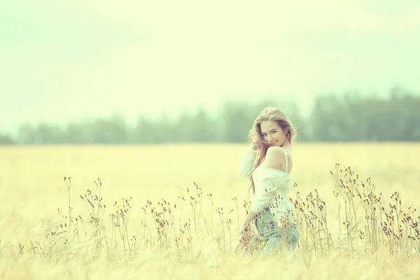 Herbst Feld Mädchen Gesundheit Schöne Junge Modell Landschaft Einem Sommer — Stockfoto