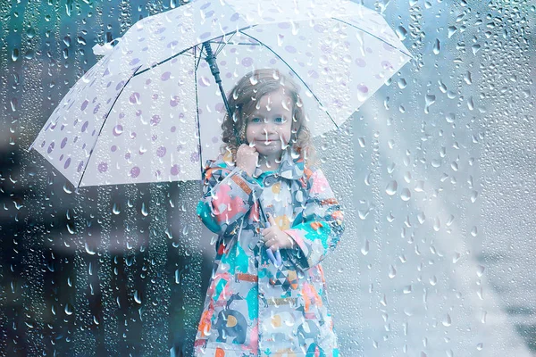 Portré Egy Lány Gyermek Eső Őszi Portré Kislány Csepp Esőkabát — Stock Fotó