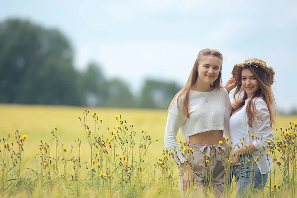 Két Barátnője Egy Őszi Területen Boldogság Két Fiatal Átölelve Egy — Stock Fotó