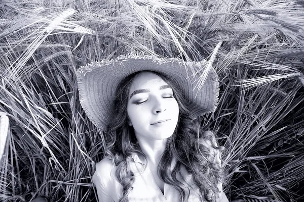 Sommerporträt Eines Mädchens Mit Strohhut Auf Einem Feld Landschaft Einem — Stockfoto