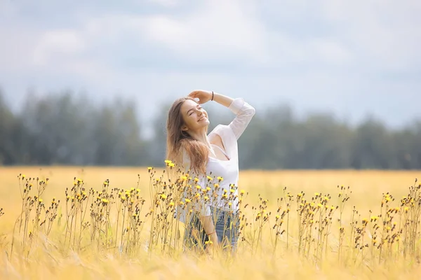 Lycklig Flicka Höst Fält Med Spikelets Landskap Vuxen Ung Flicka — Stockfoto