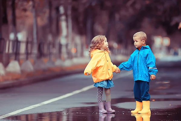 Niños Niñas Una Caminata Otoño Parque Parque Otoño Impermeables Para — Foto de Stock