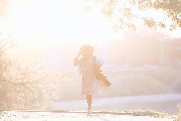 부드러운 빛에서 꽃다발과 행복한 소녀를 기다리는 — 스톡 사진