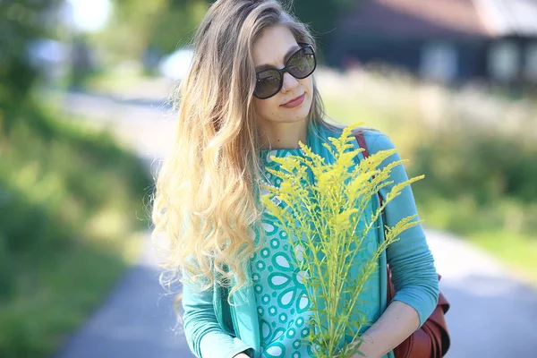 Sexy Blonde Walk Summer Park Urban Style Glamorous Young Woman — Stock Photo, Image