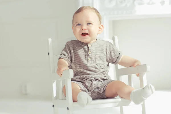 陽気な健康な赤ちゃんの笑顔 小さな子供の肖像画 男の子小さな息子陽気な健康 — ストック写真