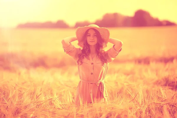 Letni Portret Dziewczynki Kapelusz Słomkowy Polu Krajobraz Żółtym Polu Pszenicy — Zdjęcie stockowe