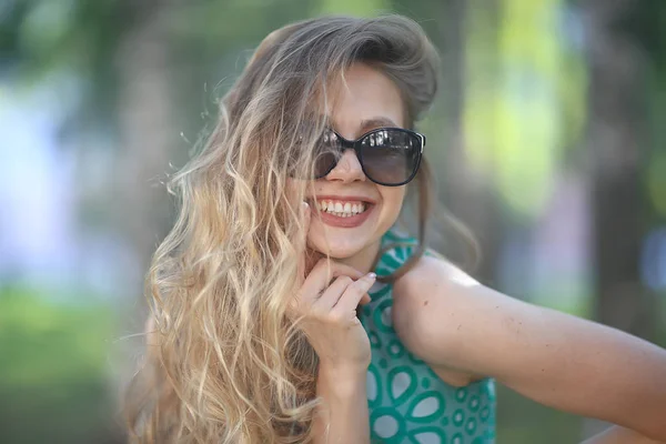 Glad Blondin Solglasögon Ung Vacker Flicka Solglasögon Kvinna Sommarlook — Stockfoto
