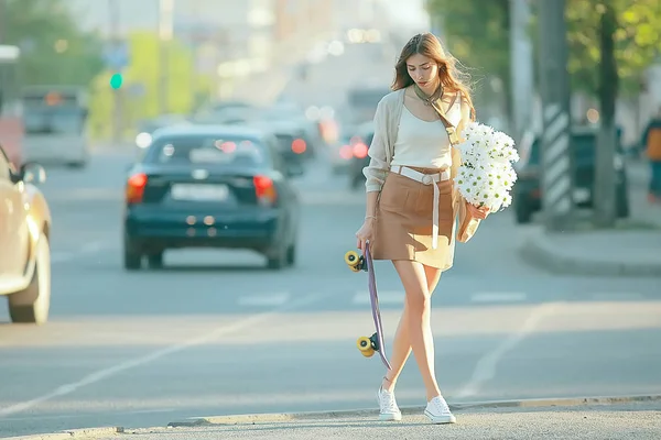 Menina Montando Skate Cidade Modelo Jovem Adulto Menina Rua Pleno — Fotografia de Stock