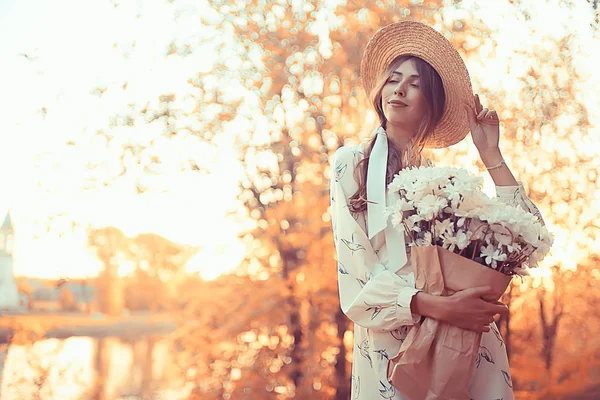 Fille Heureuse Avec Des Fleurs Dans Ville Photo Été Jeune — Photo