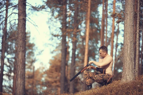 Lov Člověka Lovce Pistolí Podzimním Lese Žluté Stromy Tajga — Stock fotografie