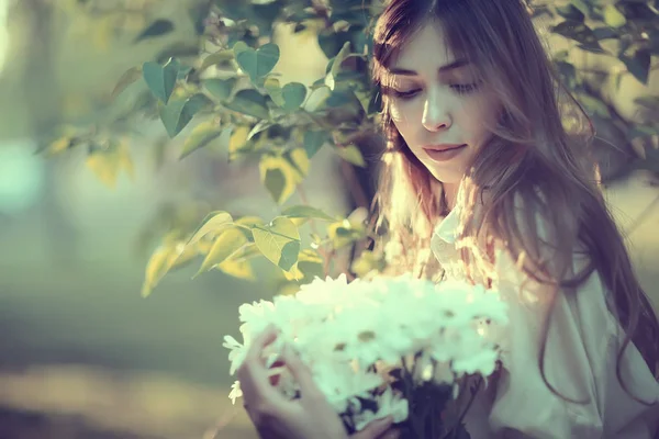 Lycklig Tjej Med Blommor Staden Sommar Foto Ung Vacker Flicka — Stockfoto