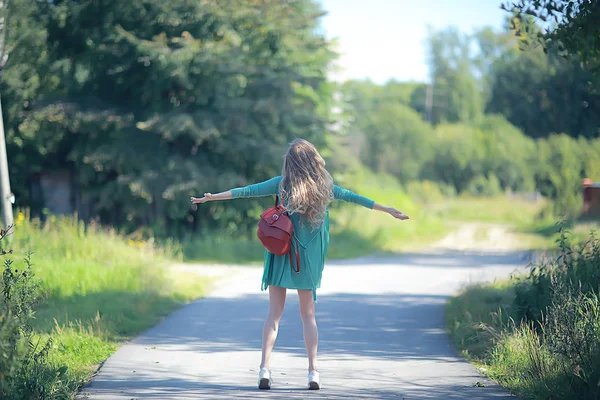 Ludique Jeune Fille Adulte Tourbillons Été Sauter Gai Beau Modèle — Photo