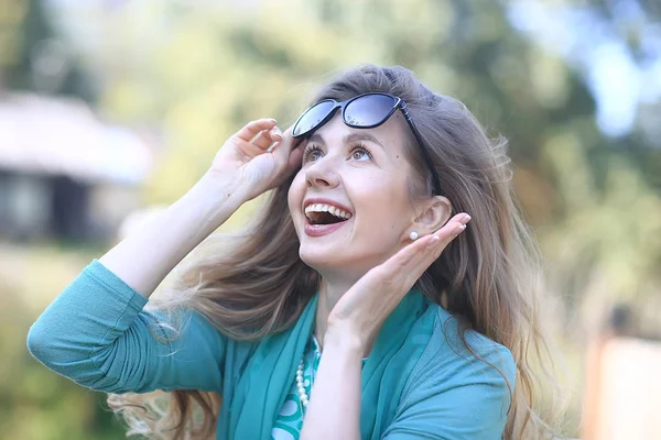 Sexig Blondin Promenad Sommarpark Urban Stil Glamorösa Ung Kvinna Urban — Stockfoto