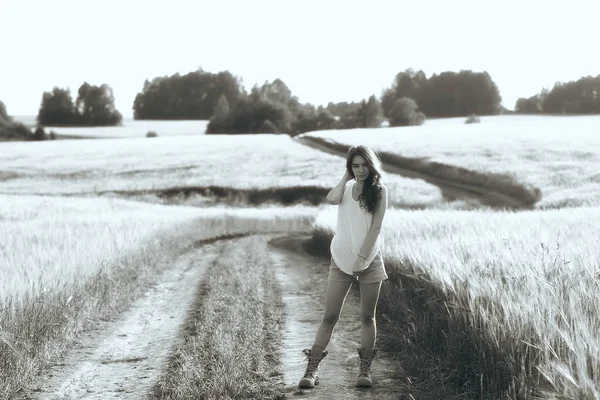 若い幸せなヨーロッパのモデル 夏休み 夏の風景の中で自然の中を散歩 大人の女の子だけ — ストック写真