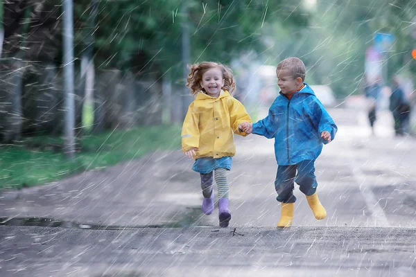 Bambini Corrono Impermeabili Parco Estivo Pioggia Camminare Fratello Sorella Bambini — Foto Stock