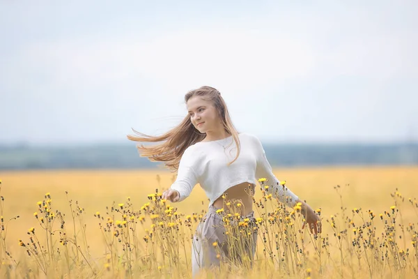 Höst Fält Flicka Hälsa Vacker Ung Modell Landskap Sommar Fält — Stockfoto