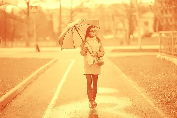 女孩与伞在城市 城市景观 景观与模型在10月 — 图库照片