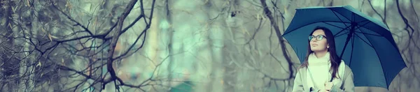 Довгий Фон Дівчина Парасолька Горизонтальний Вид Дощовий Осінній День Молода — стокове фото
