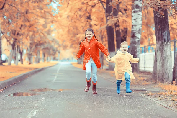 Niños Corren Parque Amarillo Otoño Lluvia Diversión Caminar Otoño Paisaje — Foto de Stock