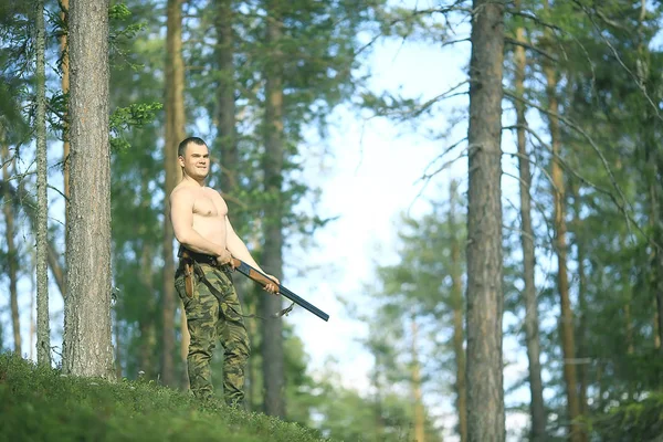 Homem Vai Caçar Floresta Verão Paisagem Floresta Caçador Com Uma — Fotografia de Stock
