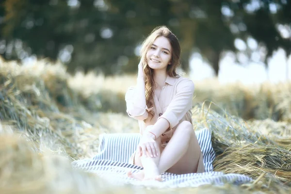 Joven Feliz Modelo Europeo Vacaciones Verano Paseo Naturaleza Paisaje Verano —  Fotos de Stock