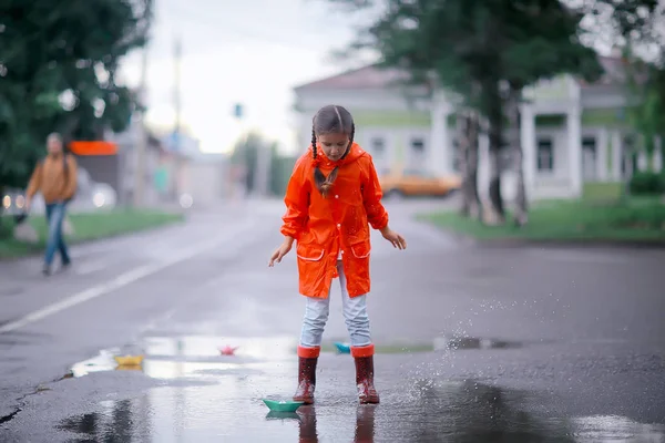 Yağmur Sonbahar Portre Bir Kız Çocuk Portresi Küçük Kız Yağmurluk — Stok fotoğraf