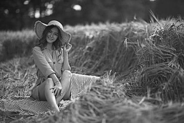 genç mutlu avrupa modeli / yaz tatili, yaz manzara doğada bir yürüyüş, tek başına yetişkin bir kız