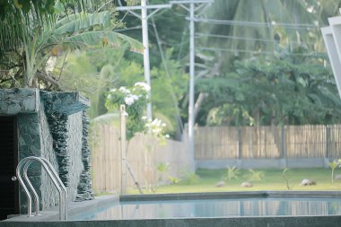 otel şezlong havuzu / tropikal otelde dinlenme, rahat dinlenme, rekreasyon