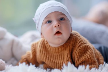 sıcak bir kazak çocuk çocuk çocuk çocuk / portre mevsimlik giysiler, bir çocuk, sonbahar portre sıcak örme kazak çocuk