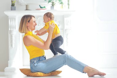 küçük bir çocuk bebek ile anne / iki aile anne ve çocuk annelik, mutluluk ile sağlık