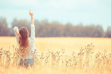 arkadan anonim kız alan görünümü / mutluluk özgürlük neşeli kız ruh hali yaz tatili