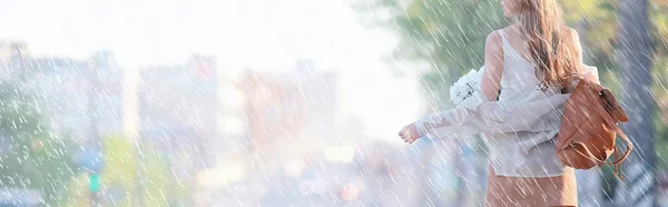 Девушка Ожидании Городской Даты Счастливая Девушка Букетом Цветов Прогуливаясь Городскому — стоковое фото