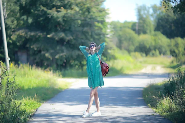 Sexy Bionda Passeggiata Estate Parco Stile Urbano Glamour Giovane Donna — Foto Stock