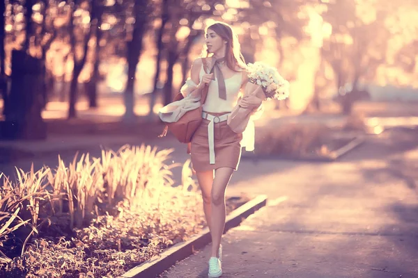 Fată Care Deține Buchet Flori Plimbare Parc Romantic Tânăr Frumos — Fotografie, imagine de stoc