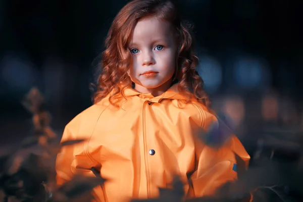 Liten Flicka Gul Regnrock Porträtt Ett Barn Höst Kläder Promenad — Stockfoto