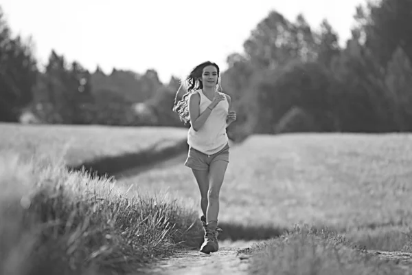 Menina Sexy Uma Camiseta Campo Verão Olhar Uma Bela Jovem — Fotografia de Stock