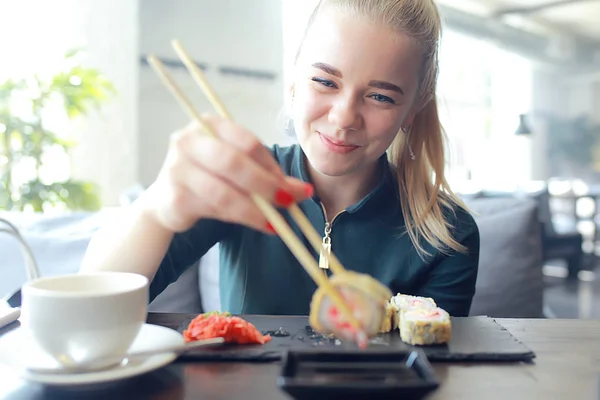 Девушка Ест Суши Рулоны Ресторане Восточная Кухня Японская Кухня Молодая — стоковое фото