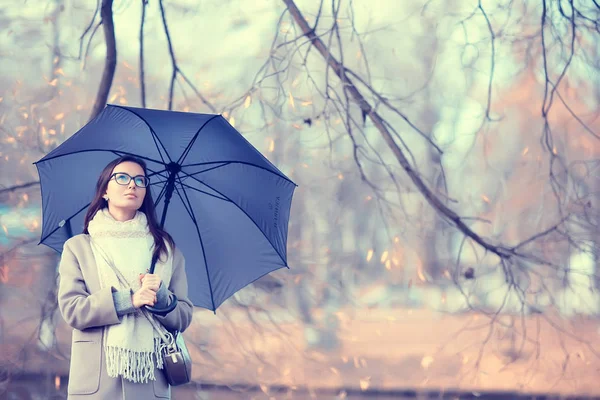 Lány Esernyő Erdei Táj Őszi Nézet Fiatal Esernyő Városi Parkban — Stock Fotó