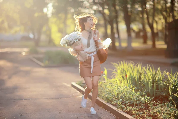 Wind Lange Haren Zomer Meisje Portret Vrijheid Geluk Onafhankelijkheid Toeristische — Stockfoto