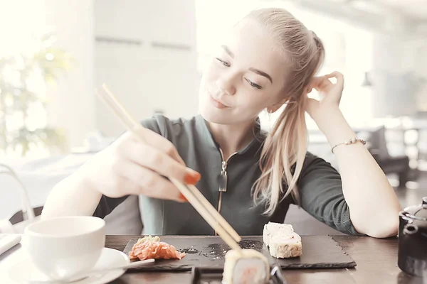 Девушка Ест Суши Рулоны Ресторане Восточная Кухня Японская Кухня Молодая — стоковое фото