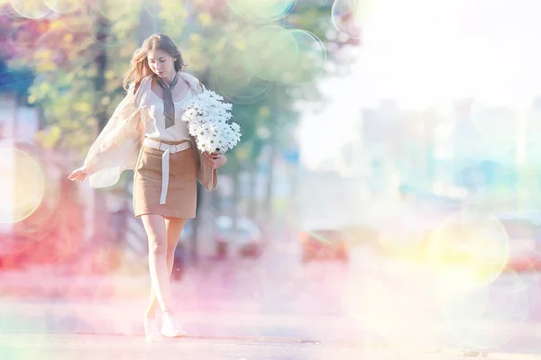 花束を持つ女の子がストリートカーを歩く 都市の景色 花を持つモデルの若い女の子との風景 — ストック写真