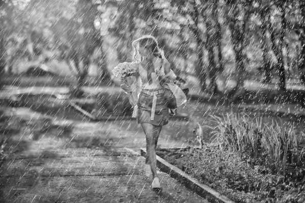 Chuva Verão Romance Menina Felicidade Chuva Tempo Humor Verão Modelo — Fotografia de Stock