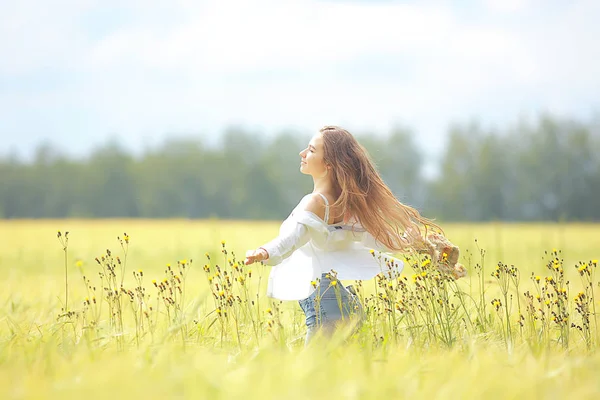 sonbahar alanında uzun saçlı sarışın / yaz manzara mutluluk sağlık genç yetişkin modeli kavramı