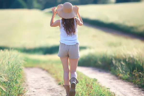 Letni Portret Dziewczynki Kapelusz Słomkowy Polu Krajobraz Żółtym Polu Pszenicy — Zdjęcie stockowe