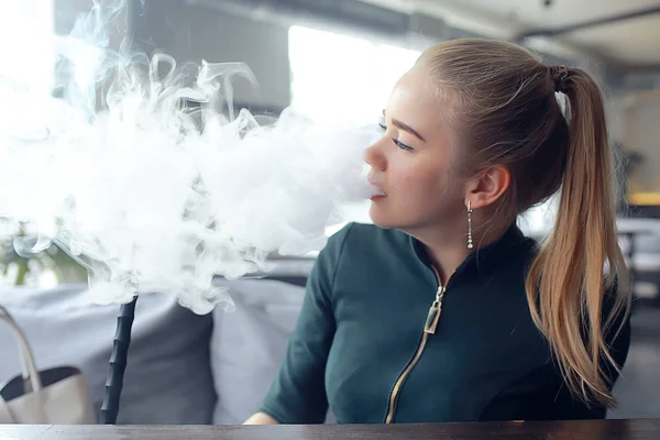 여자는 Vape에서 물담배를 — 스톡 사진