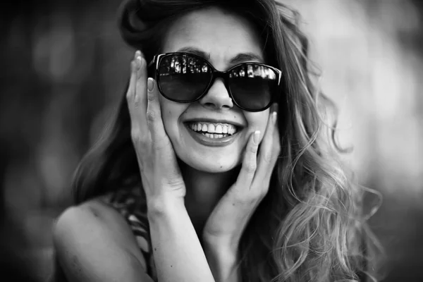 黒い白い肖像画セクシーな幸せな女の子 美しい若い大人の女性 かわいいブロンド — ストック写真